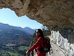 Wanderin mit Felswand